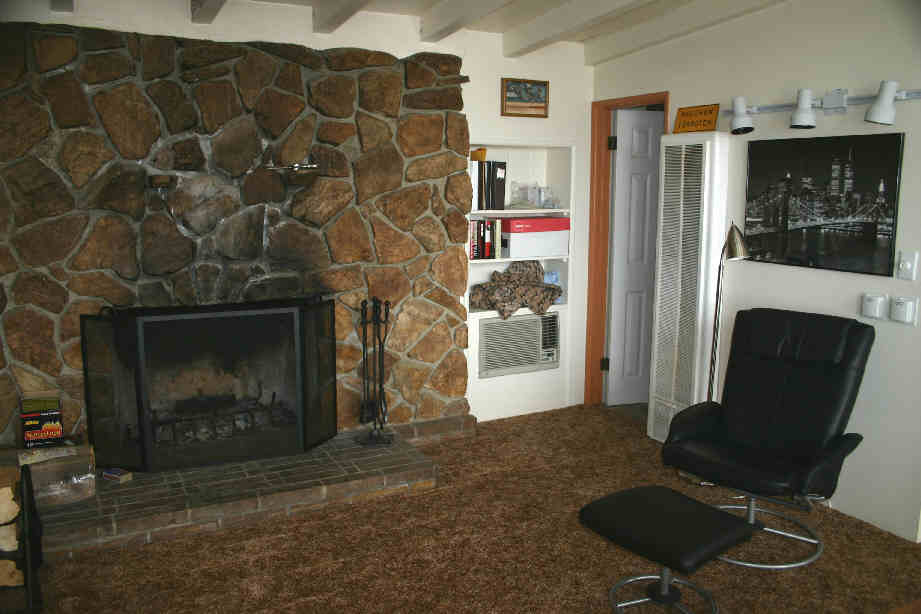 Living Room NE Corner (07)